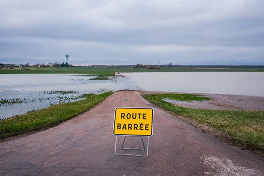 route barr&eacute;e route inond&eacute;e par inondation et bouleversement climatique