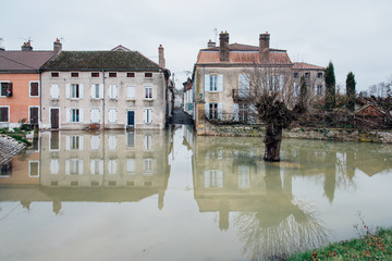 ville inondée. Verdun-sur-le-doubs inondé. inondation dans une ville. Crue de rivière dans une ville.