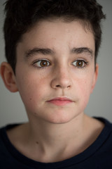 portrait d'un beau garçon adolescent de 12 ans aux cheveux noirs et yeux marron