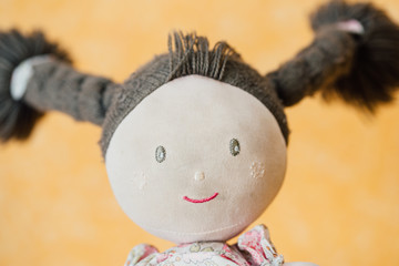 Portrait d'une vieille poupée en tissu. Une ancienne poupée.