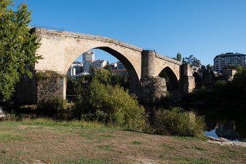 Fototapeta na wymiar Puente romano de Ourense sobre el rio Minho, conocido como ponte vella. Ourense, Galicia. España.