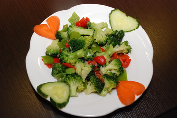 briccoli with bell pepper slices on the served plate