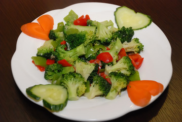 briccoli with bell pepper slices on the served plate