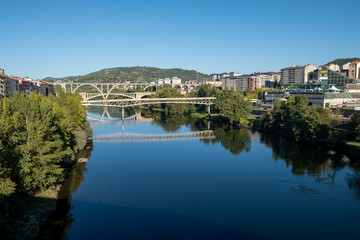Fototapeta na wymiar Rio Miño a su paso por la ciudad de Ourense, Galicia. España. 