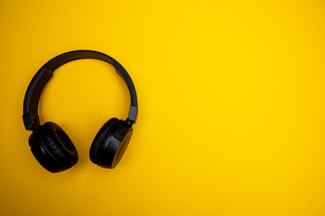 Fototapeta na wymiar bluetooth kopfhörer auf gelbem hintergrund / headset on yellow background