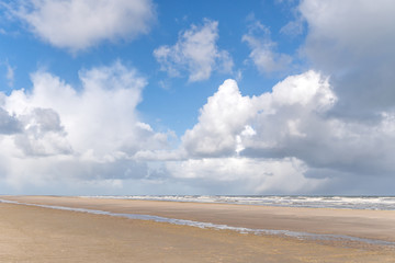 Fototapeta na wymiar Morgenstimmung am Meer – Kijkduin Strand, Den Haag, Holland, Niederlande
