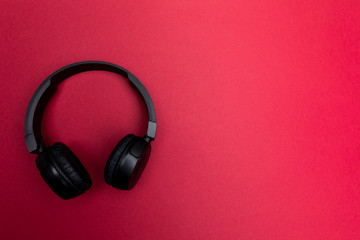 bluetooth kopfhörer auf roten hintergrund / headset on red background