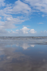 Morgenstimmung am Meer - Wolken spiegeln sich im Wasser am Strand - Kijkduin Strand, Den Haag, Holland, Niederlande