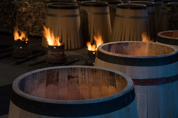 des tonneaux en feu dans une tonnellerie