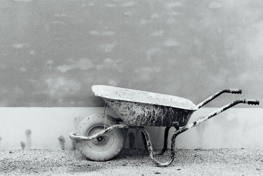 une brouette avec du ciment