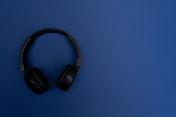 Bluetooth Kopfhörer auf dunkelblauen Hintergrund / wireless headset on darkblue background