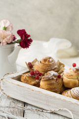 Obraz na płótnie Canvas Decorating modern dessert. Sweet pastries, muffin or cruffin in white box 