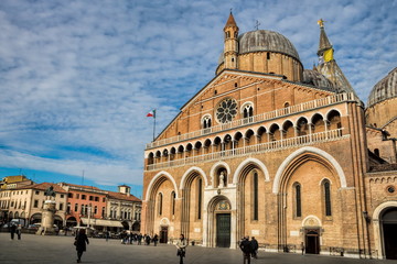 Fototapeta na wymiar piazza der basilika des heiligen antonius in padua, italien