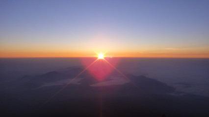 富士山頂からの幻想的なご来光
