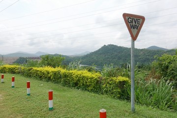 道路の標識と景色
