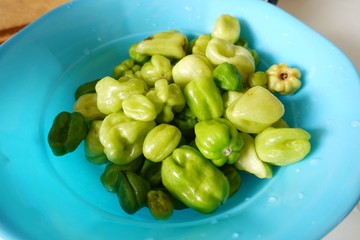 お皿に入った緑のハバネロ