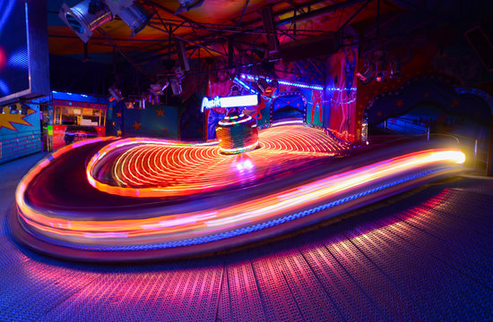 Kirmes Karussell Nachtaufnahme Langzeitbelichtung Farben Rummel Lichter Wischer Bewegung Deutschland Sauerland Jahrmarkt Lichtspur Farben merry-go-round carousel Spa&szlig; Geschwindigkeit Germany