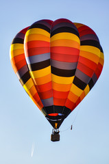 Naklejka premium Balon na ogrzane powietrze Montgolfiade Uruchomienie balonu kolory Balonowanie Sauerland Niemcy Warstein słońce