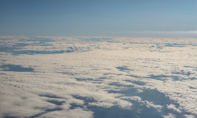 Luftaufnahme von Wolkenfeldern über den Wolken
