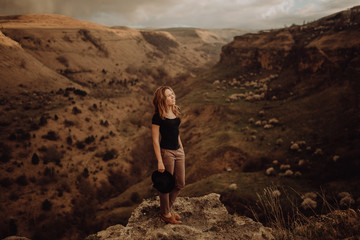 tourists posing for photos at the Horseshoe Bend Arizona