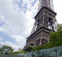 La Tour Eiffel. Protection de verre (Paris France)
