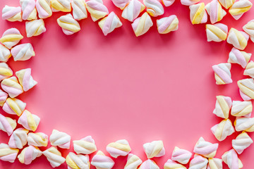 Obraz premium Sweets. Marshmallows frame on pink background top view copy space