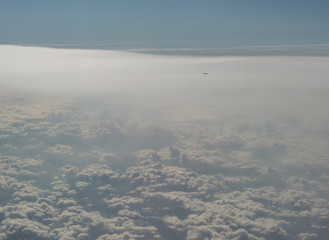 Luftaufnahme von Wolkenfeldern über den Wolken