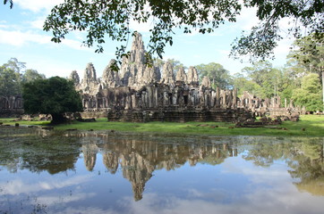 Fototapeta na wymiar Angkor Wat Bayon spiegelt sich im Wasser
