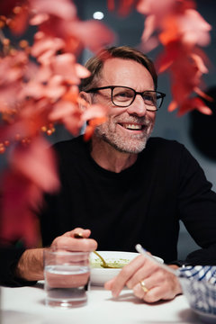 Ein Mann isst mit goldenem L&ouml;ffel eine Gem&uuml;sesuppe