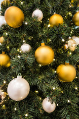Obraz na płótnie Canvas Christmas tree decoration with golden and white Christmas bulbs