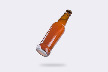 Botella de cerveza flotando