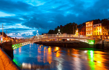 Fototapeta premium Most Ha'Penny o zmierzchu - niebieska godzina - Dublin, Irlandia.