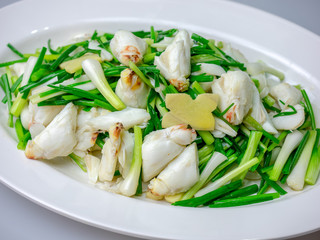 Fried crab meat with green onion