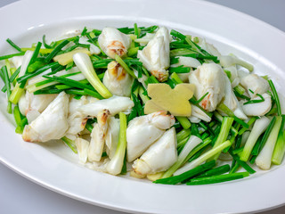 Fried crab meat with green onion