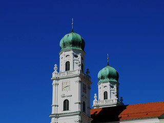 barocke kirchtürme gegen blauen himmel