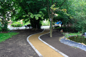 Obraz premium Gartenweg Weg im Garten errichten bauen mit Randsteinen und Sand als Untergrund