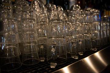 Tazas y vasos de café en cafetera de bar-restaurante