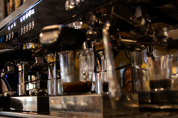 Fototapeta na wymiar Taza de café en cafetera de bar-restaurante