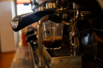 Taza de café en cafetera de bar-restaurante