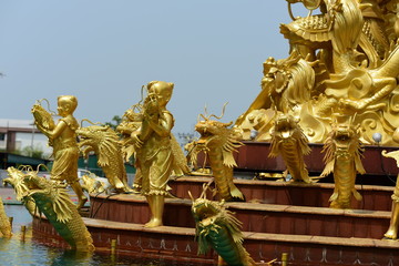 Fototapeta na wymiar Dragon Statue at Chinese temple 