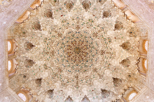 Techo de moc&aacute;rabe de la sala de dos hermanas de los palacios nazaries  de la Alhambra de granada en Andalu&iacute;a Espa&ntilde;a