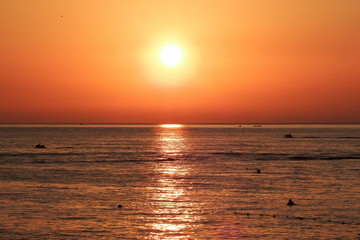 Obraz premium Beautiful sunset over the warm sea in summer.