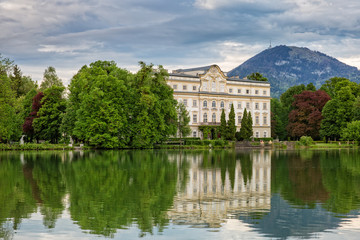 Fototapeta na wymiar The beautiful Schloss Leopoldskron was one of the main film locations of The Sound of Music. Sunset at Schloss Leopoldskron and the Leopoldskroner Weiher in Salzburg, Austria