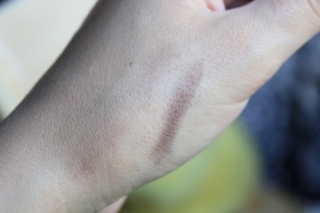 Fototapeta premium Swatches of different colors on women's hands