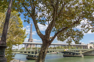Paysage urbain. La tour eiffel et le pont bir hakeim à Paris en France