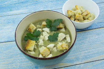 Cream soup of zucchini and lentils with chicken and breadcrumbs