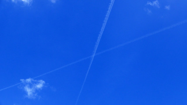 Scia aerei ad X nel cielo