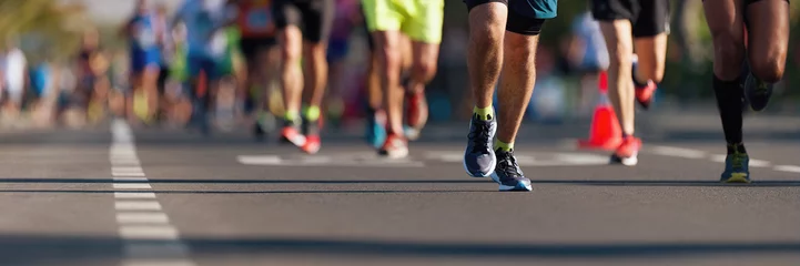 Küchenrückwand glas motiv Marathonlauf, Menschenfüße auf Stadtstraße © pavel1964