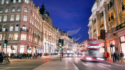 Fototapete Londoner Roter Bus Shopping at Oxford street, London, Christmas day  © alice_photo