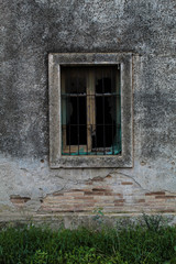 Fototapeta na wymiar Ventana de una casa abandonada